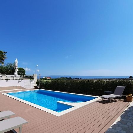 Sea View- Spacious Apartment With Shared Pool Split Exterior photo
