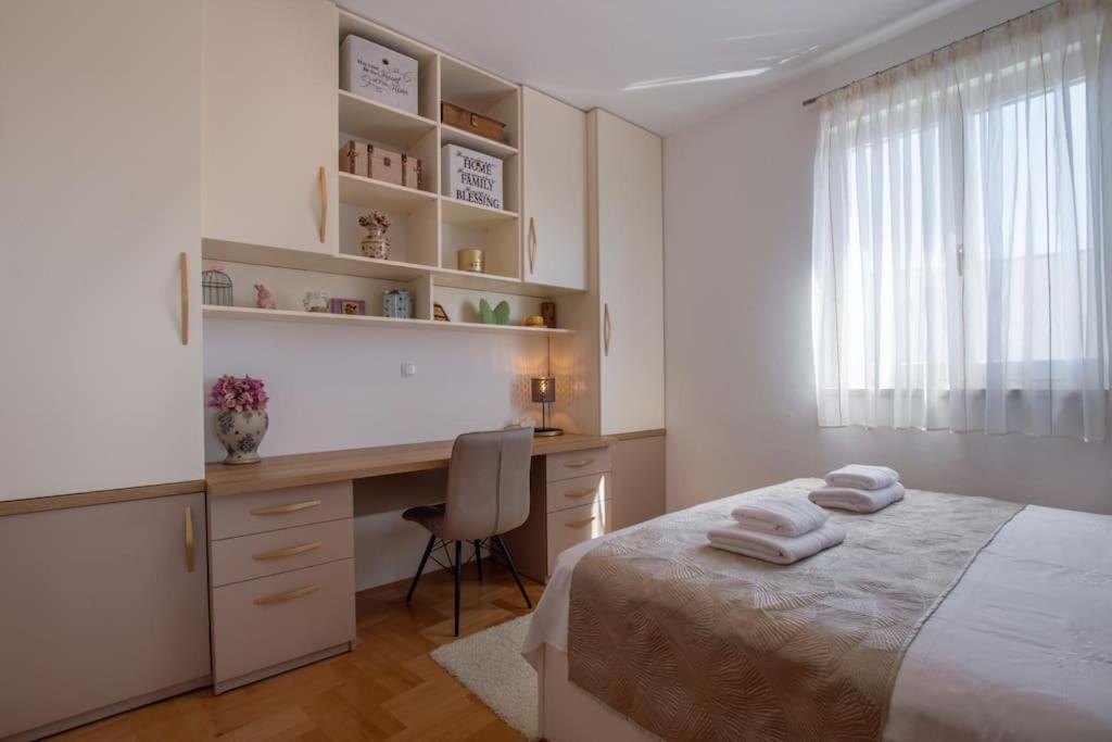 Sea View- Spacious Apartment With Shared Pool Split Exterior photo