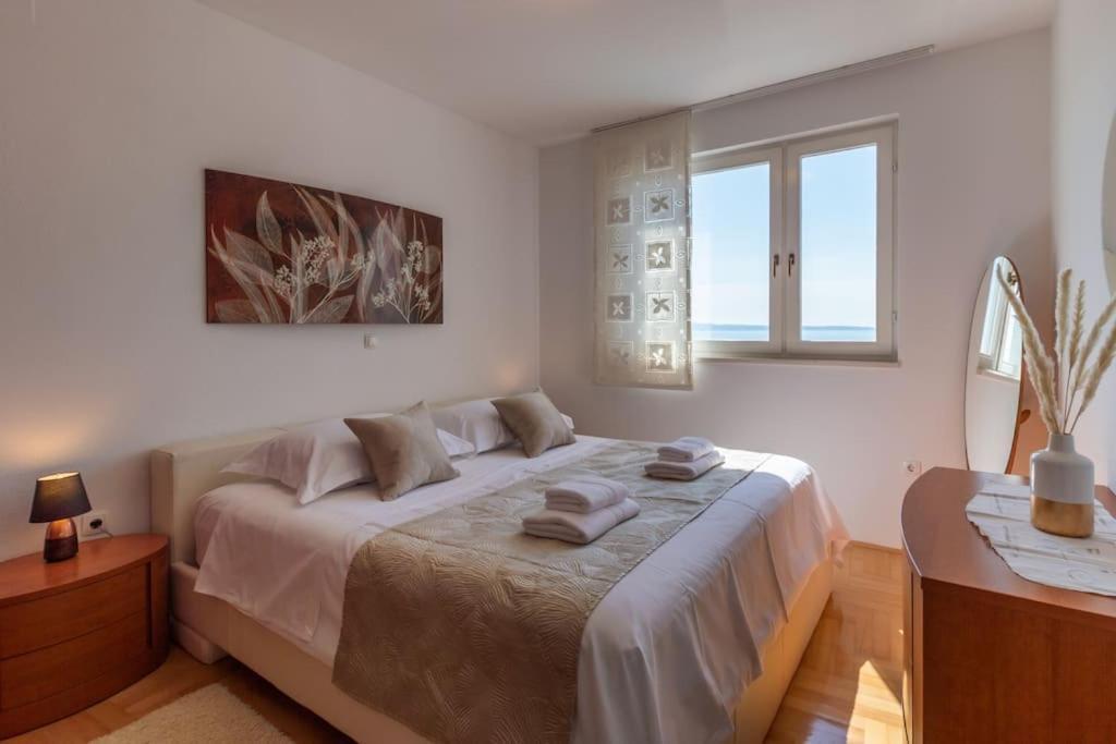 Sea View- Spacious Apartment With Shared Pool Split Exterior photo
