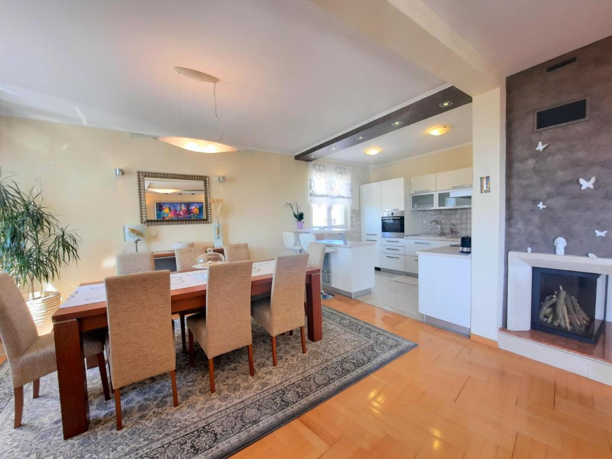 Sea View- Spacious Apartment With Shared Pool Split Exterior photo