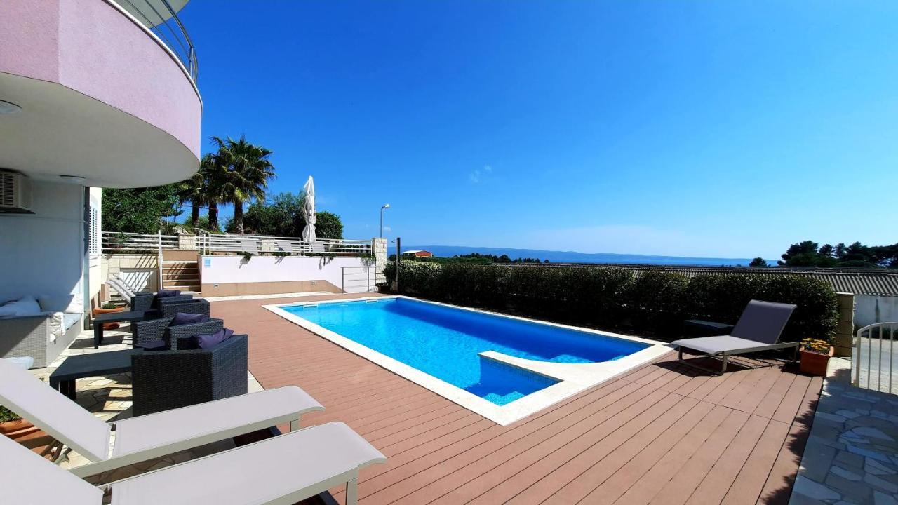 Sea View- Spacious Apartment With Shared Pool Split Exterior photo