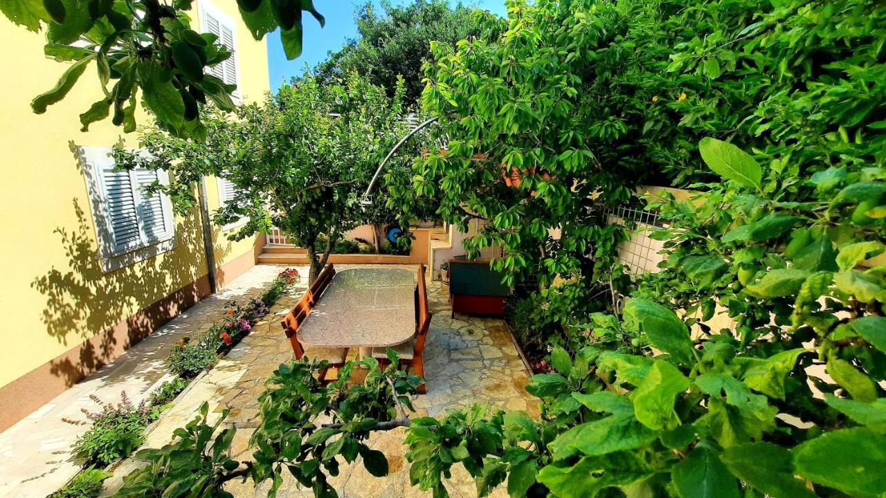 Sea View- Spacious Apartment With Shared Pool Split Exterior photo