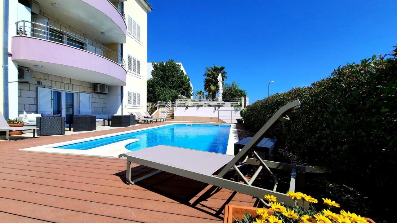 Sea View- Spacious Apartment With Shared Pool Split Exterior photo