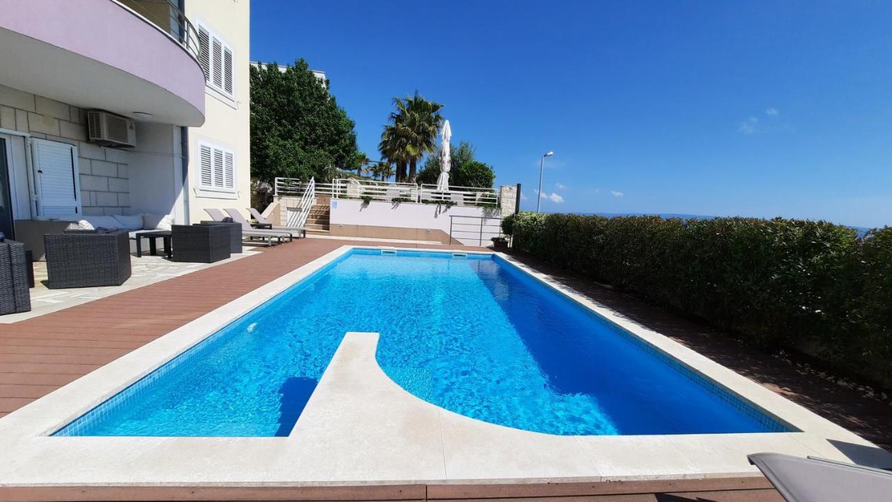 Sea View- Spacious Apartment With Shared Pool Split Exterior photo